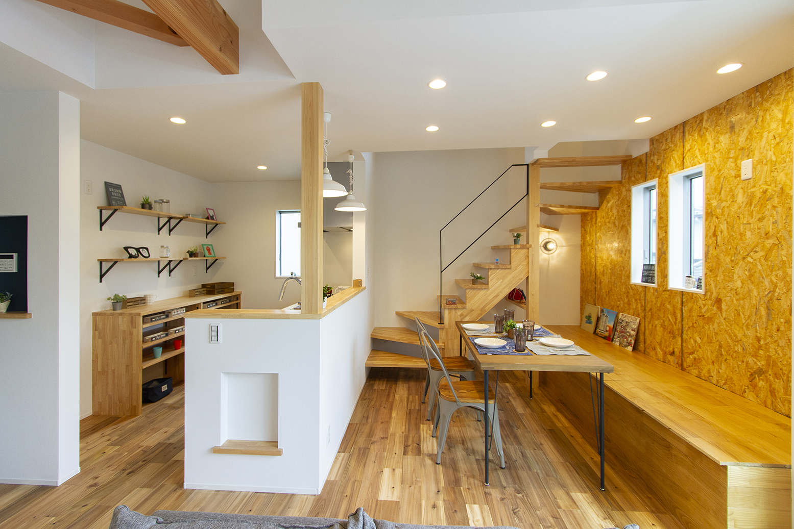 デイベットを造作したダイニングベンチや造作棚、家全体がインテリア